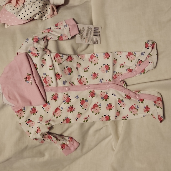 2 preemie layette sets & sleeper - Picture 16 of 16